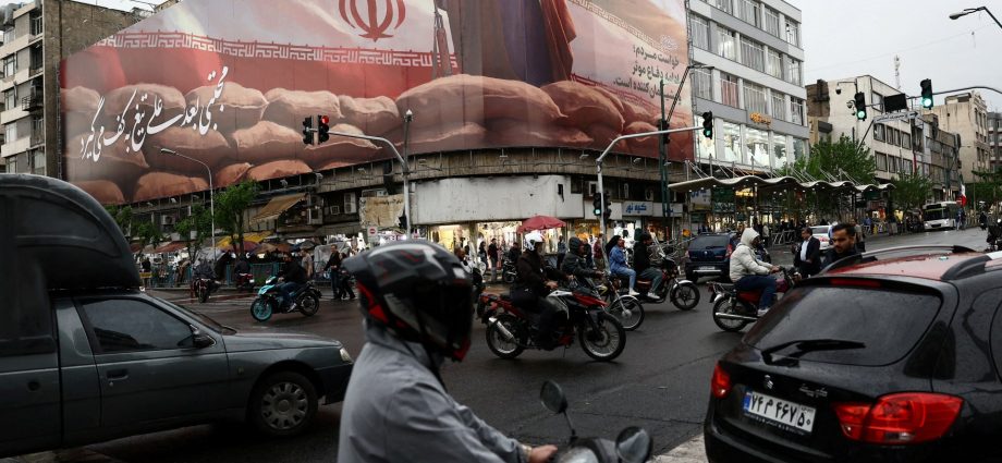 iran’s-currency-falls-to-new-low-as-us-blockade,-sanctions-impact-trade