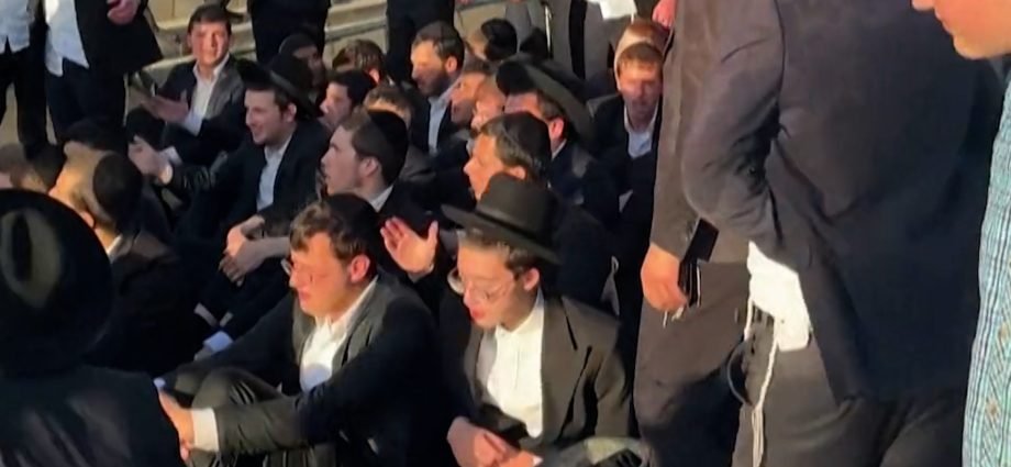 hundreds-of-ultra-orthodox-jews-protest-israel’s-military-draft