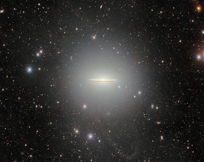 The cosmos wears a galactic sombrero | Space photo of the day for April 29, 2026