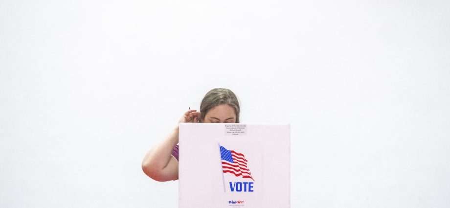centrism-is-losing-popularity,-new-data-shows.-will-democrats-listen?
