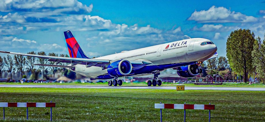 14-new-routes-in-7-days:-where-breeze-airways,-delta-&-united-fly-now