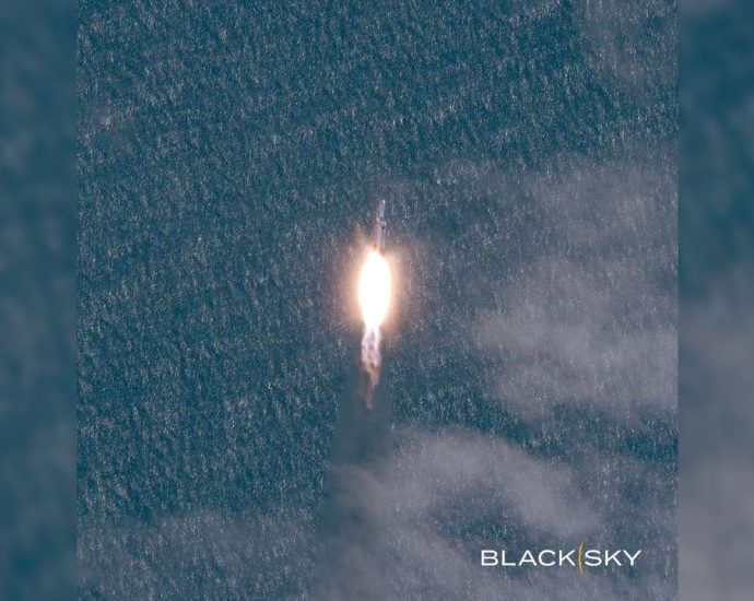 SpaceX Falcon Heavy launch seen from space (satellite photos)