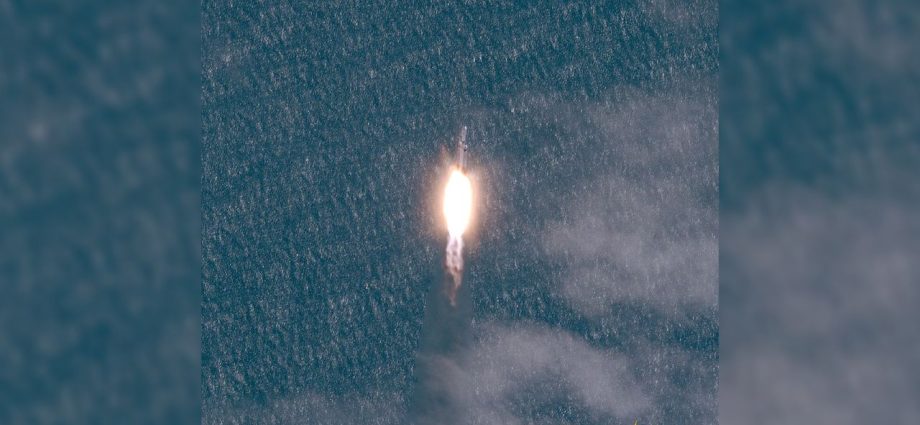 SpaceX Falcon Heavy launch seen from space (satellite photos)