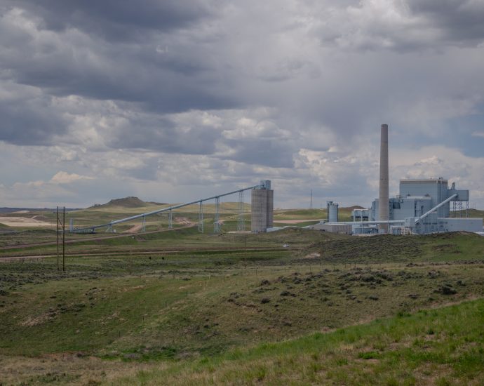western-lawmakers-move-to-weaken-clean-air-act-and-shield-fossil-fuel-companies-from-climate-lawsuits