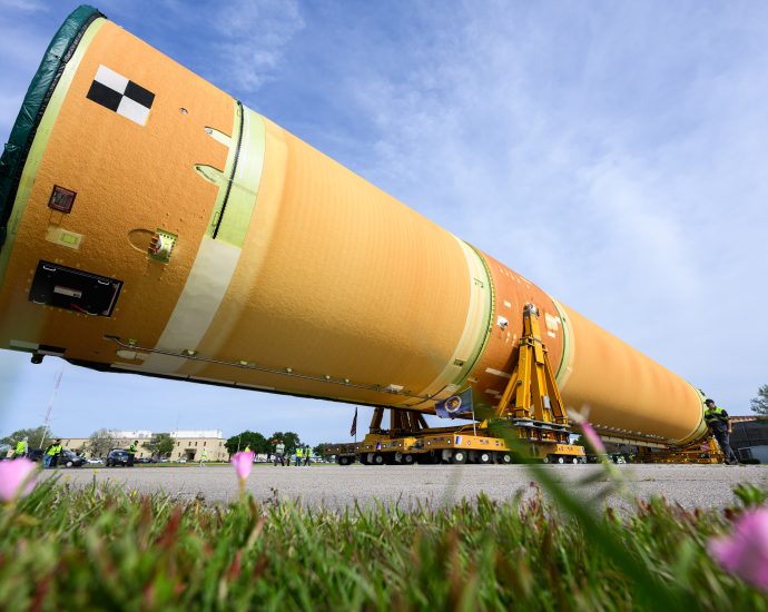 artemis-iii-moon-rocket-core-stage-on-the-move