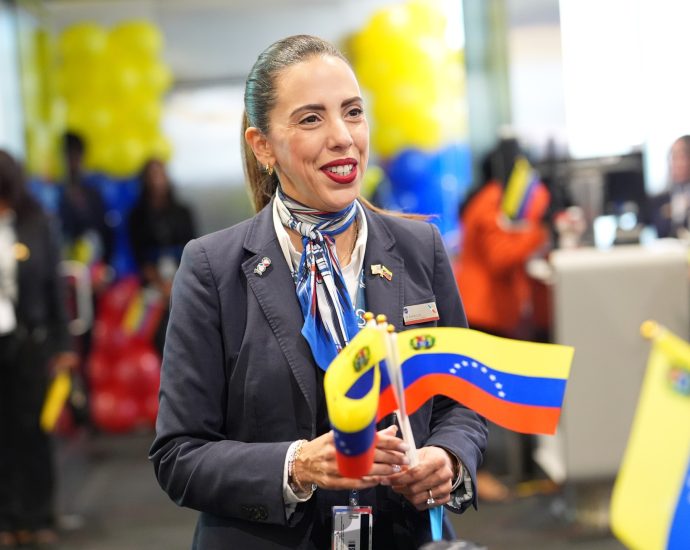 first-us-venezuela-flight-lands-in-caracas-after-seven-year-suspension