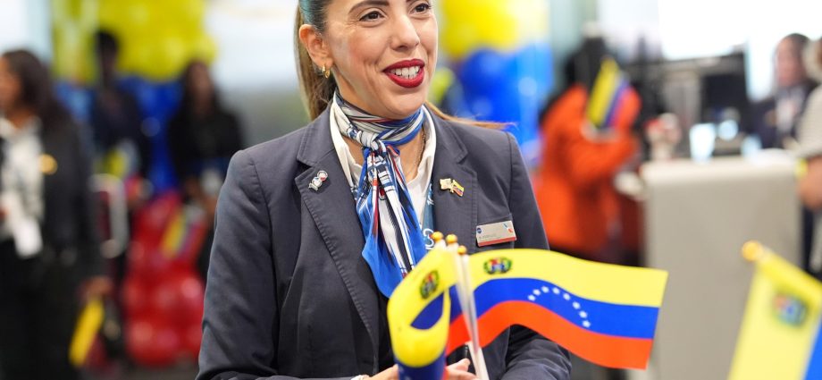 first-us-venezuela-flight-lands-in-caracas-after-seven-year-suspension