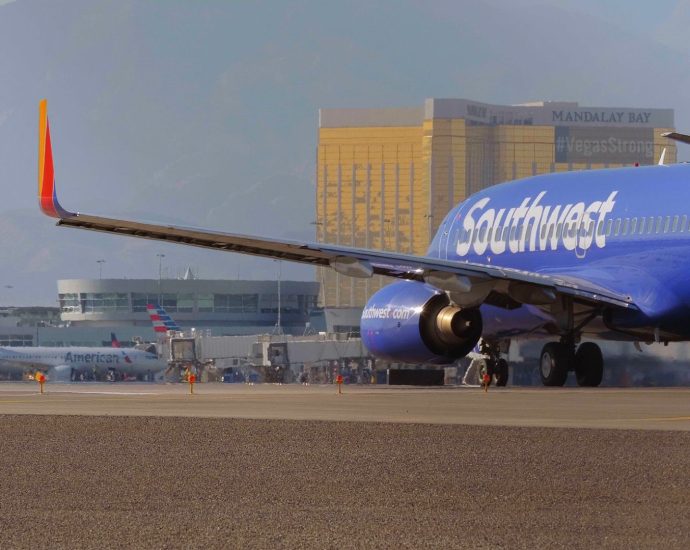 pregnant-&-sprinting:-southwest-airlines-nearly-left-10-passengers-behind-after-its-own-delay