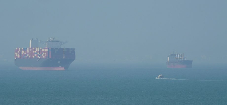 us-warns-shippers-against-paying-strait-of-hormuz-tolls,-‘donations’
