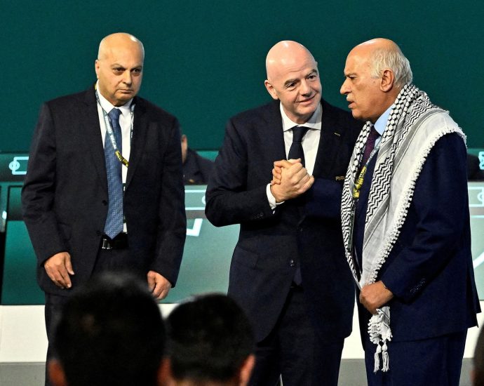 palestinian-football-boss-refuses-israeli-handshake-at-fifa-event