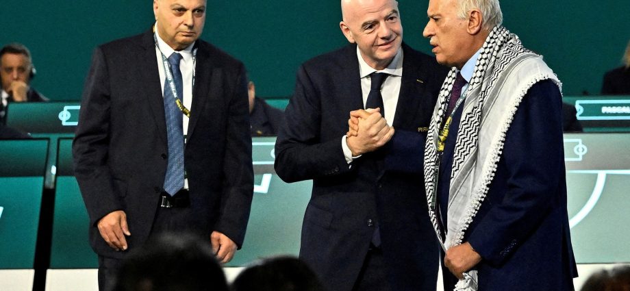 palestinian-football-boss-refuses-israeli-handshake-at-fifa-event
