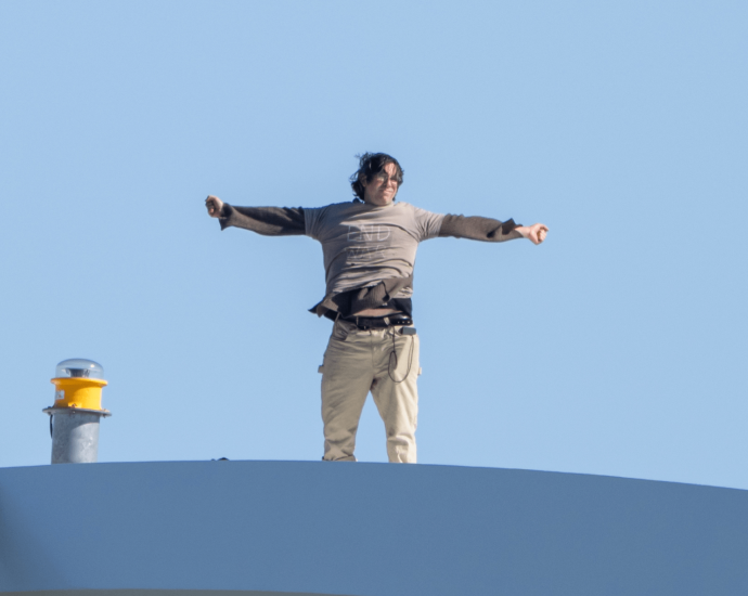 iran-war-protester-speaks-to-al-jazeera-from-top-of-washington-bridge