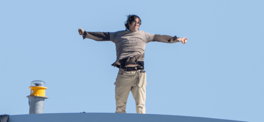 iran-war-protester-speaks-to-al-jazeera-from-top-of-washington-bridge