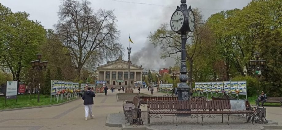 daytime-russian-drone-swarm-hits-western-ukraine,-knocking-ternopil-offline-and-injuring-10