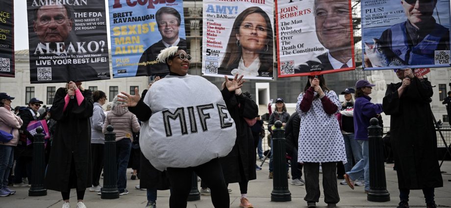 supreme-court-asked-to-block-ruling-restricting-remote-access-to-abortion-pill