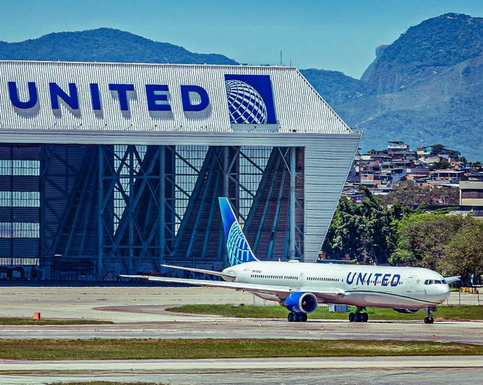 too-low:-united-airlines-boeing-767-400er-collides-with-bakery-truck-&-light-pole-in-newark