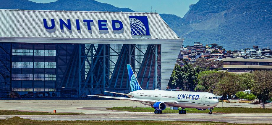 too-low:-united-airlines-boeing-767-400er-collides-with-bakery-truck-&-light-pole-in-newark