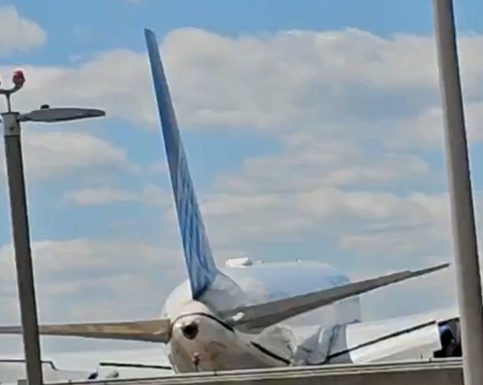 united-plane-strikes-pole-on-approach-to-newark-airport