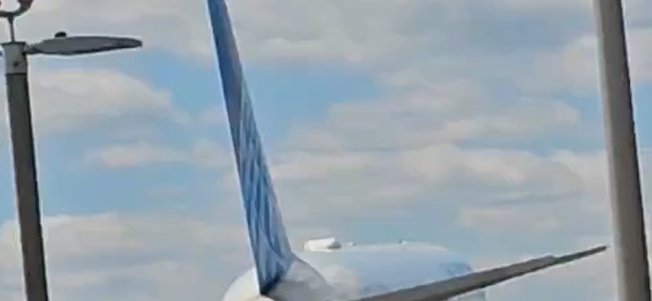 united-plane-strikes-pole-on-approach-to-newark-airport