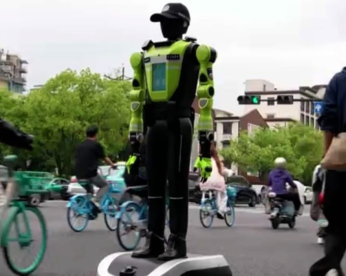 humanoid-robots-deployed-to-direct-traffic-in-china