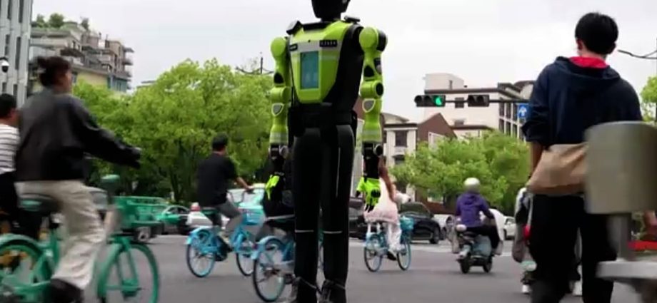humanoid-robots-deployed-to-direct-traffic-in-china