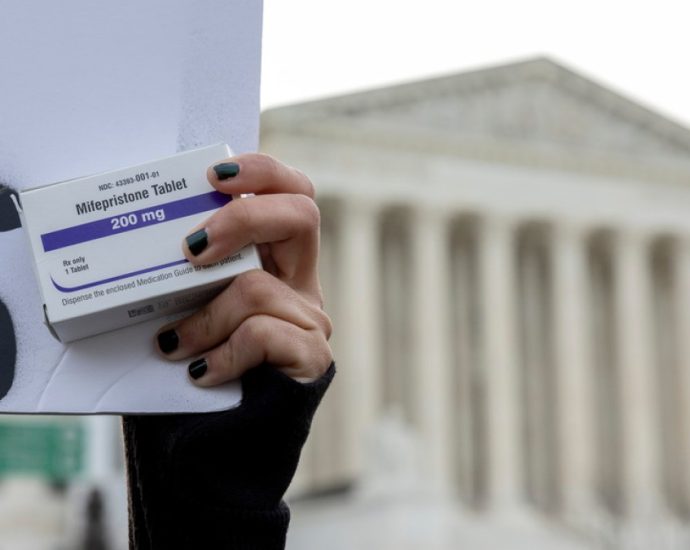 us-supreme-court-temporarily-lifts-ban-on-abortion-pill-mail-delivery