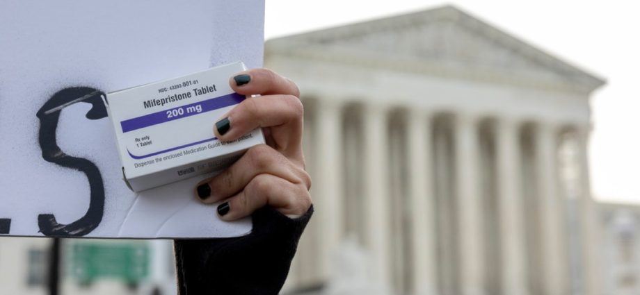us-supreme-court-temporarily-lifts-ban-on-abortion-pill-mail-delivery