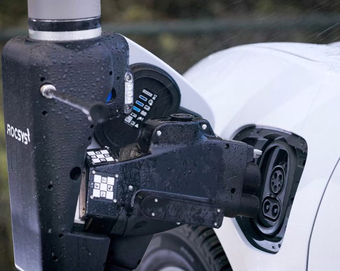 rocsys-unveils-multi-bay-hands-free-charging-solution-for-robotaxi-fleets