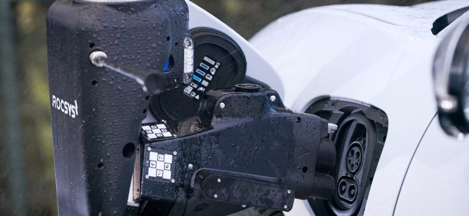 rocsys-unveils-multi-bay-hands-free-charging-solution-for-robotaxi-fleets