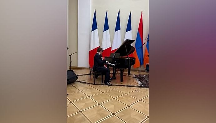 macron-sings-aznavour-song-as-armenian-pm-pashinyan-plays-drums-at-official-dinner