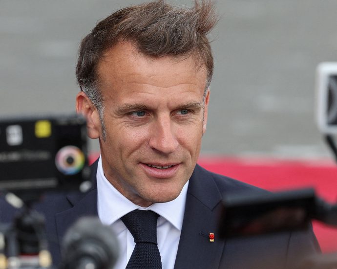 macron-sings-as-armenia’s-leader-drums-in-unusual-moment-at-state-dinner