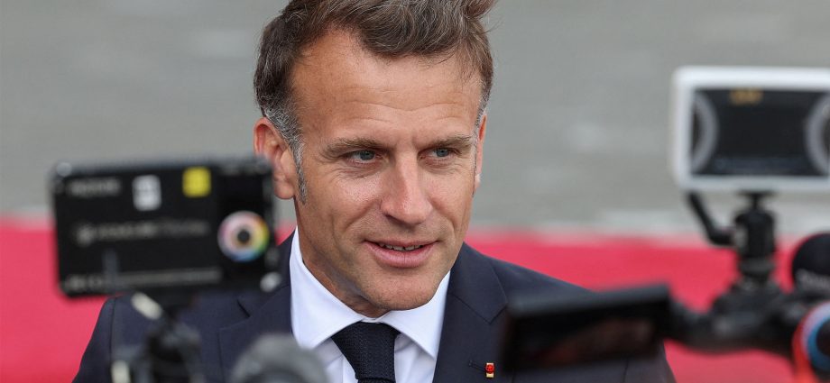 macron-sings-as-armenia’s-leader-drums-in-unusual-moment-at-state-dinner