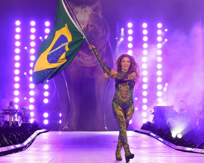 shakira-draws-2-million-to-rio-beach-in-career-defining-mega-show