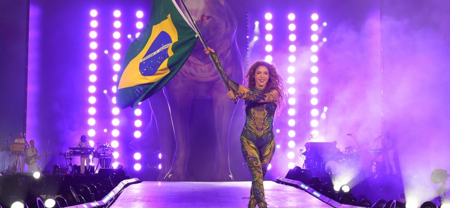shakira-draws-2-million-to-rio-beach-in-career-defining-mega-show