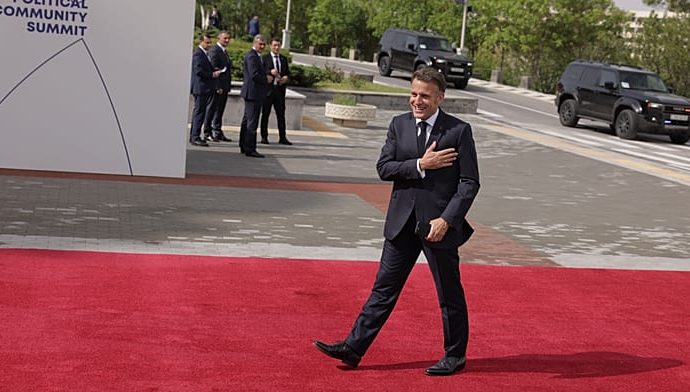 kissing-babies,-singing-chansons:-macron-touts-armenia’s-‘new-era,’-stealing-the-show-at-epc-summit