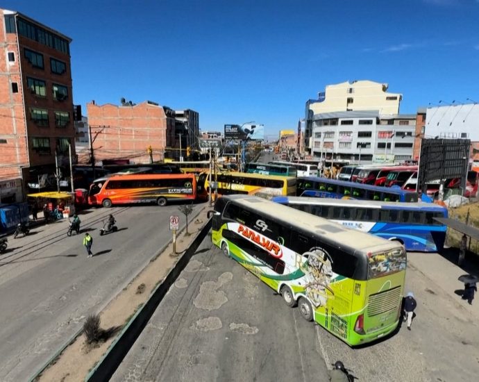 buses-block-off-roads-in-bolivia-as-transport-workers-strike-over-fuel
