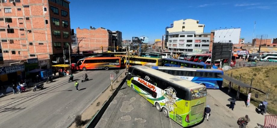 buses-block-off-roads-in-bolivia-as-transport-workers-strike-over-fuel