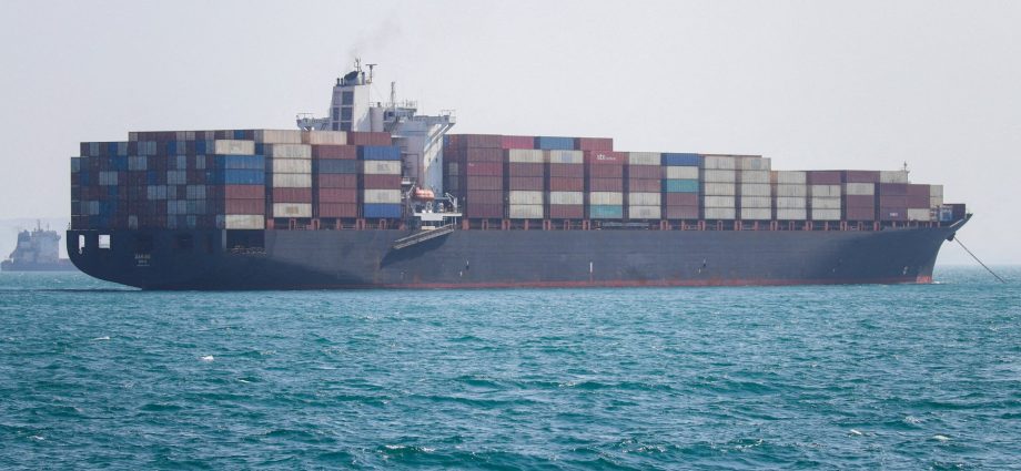 us-pauses-plan-to-guide-ships-through-the-strait-of-hormuz