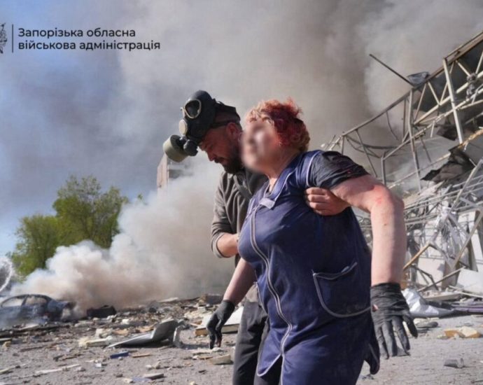 while-russia-talks-about-9-may-ceasefire,-its-guided-bombs-just-killed-12-people-in-zaporizhzhia
