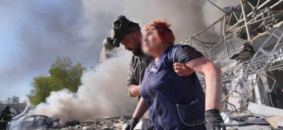 while-russia-talks-about-9-may-ceasefire,-its-guided-bombs-just-killed-12-people-in-zaporizhzhia