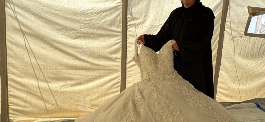in-gaza,-the-simplest-of-weddings-are-barely-affordable