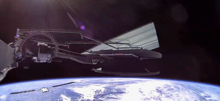 Watch SpaceX Starlink train circle Earth in amazing satellite video