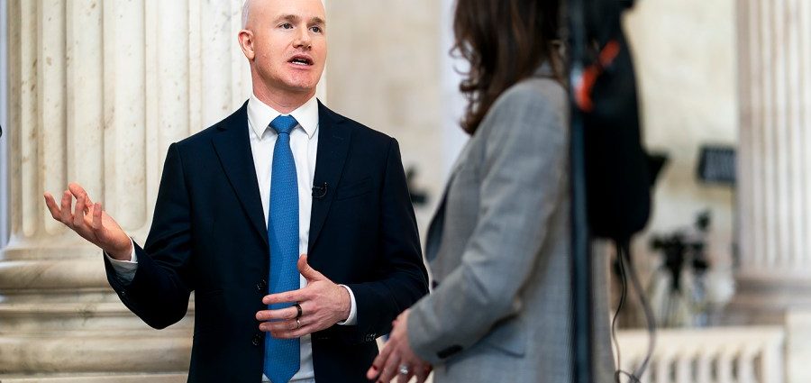 coinbase-laying-off-hundreds-of-employees,-citing-ai-advancements