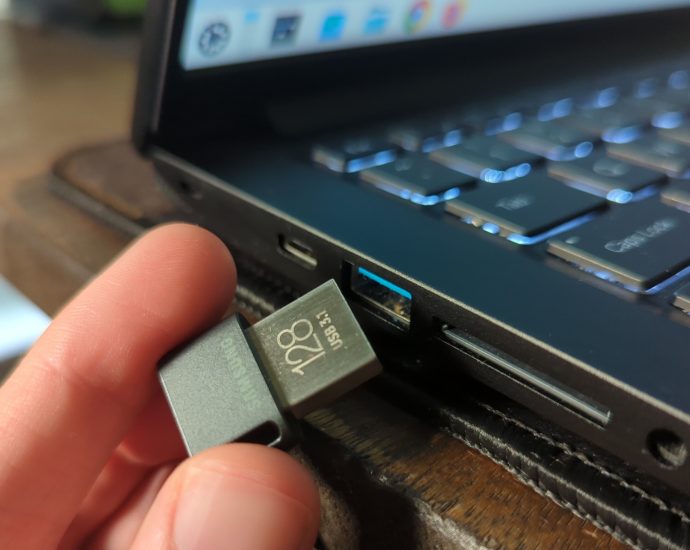 I turned a USB drive into a Linux app Swiss Army knife
