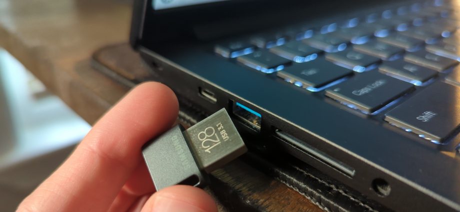 I turned a USB drive into a Linux app Swiss Army knife