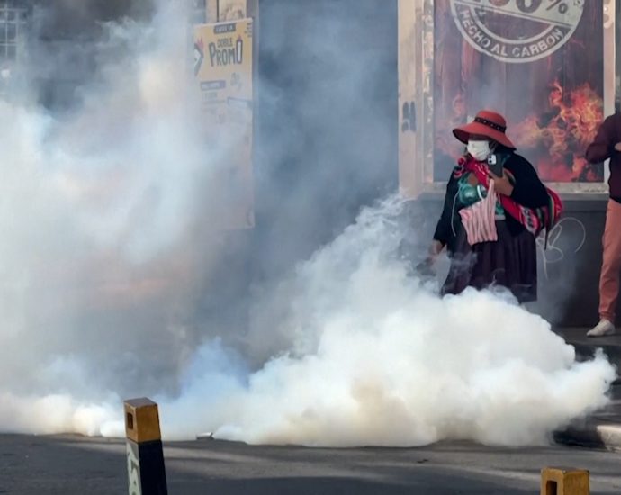 bolivian-police-fire-tear-gas-at-protesting-teachers