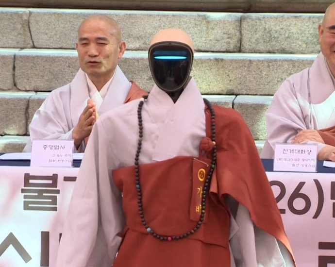 humanoid-robot-becomes-buddhist-monk-in-south-korea