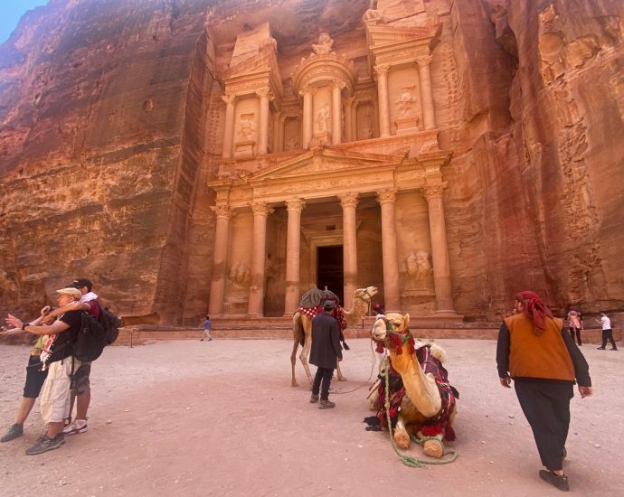 us-israel-war-on-iran-leaves-jordan’s-petra-nearly-empty-of-tourists