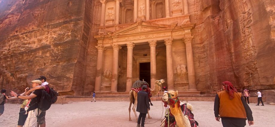 us-israel-war-on-iran-leaves-jordan’s-petra-nearly-empty-of-tourists