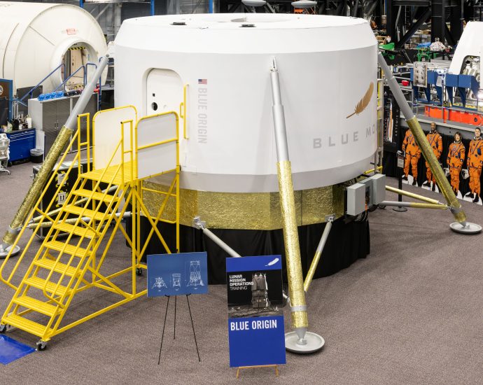 industry-moon-lander-training-cabin-lands-at-nasa-for-artemis